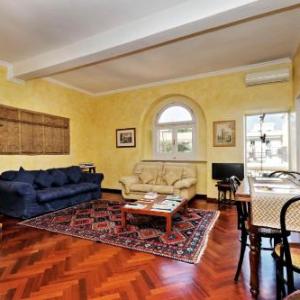 Trevi Comfortable Apartment with Terrace | Romeloft Rome