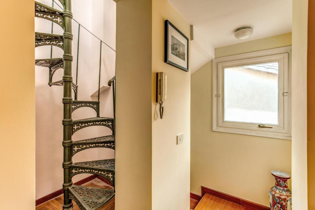 Trastevere Attic with Terrace - image 3