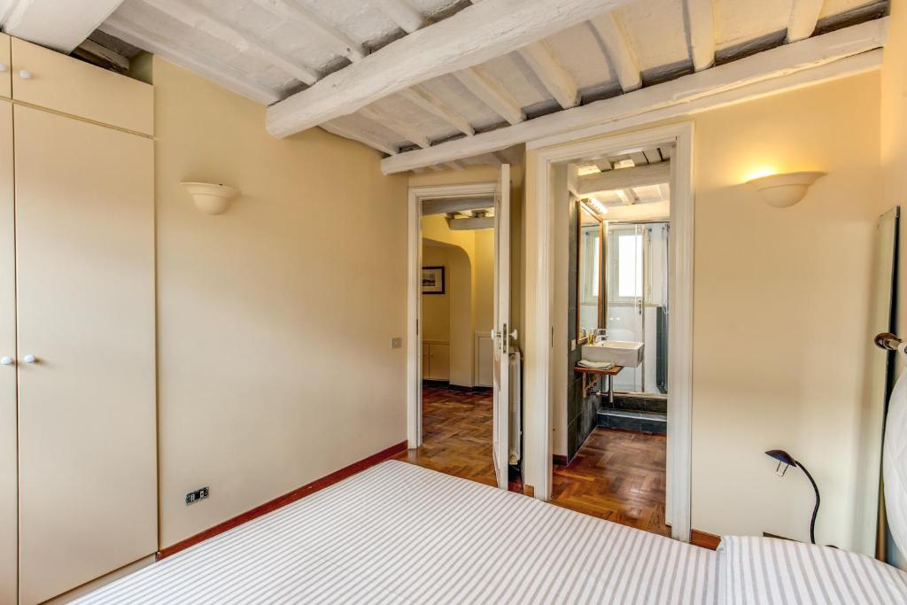 Trastevere Attic with Terrace - image 7