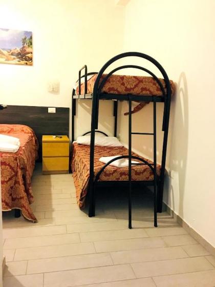 Apartment with one bedroom in Roma with WiFi 50 km from the beach - image 3
