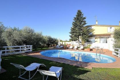 Rome Villa Sleeps 10 Pool Air Con WiFi - image 2