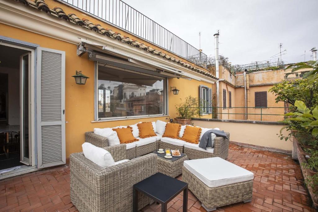 Rome Accommodation - Wonderful Penthouse in the Spanish Steps area - image 2