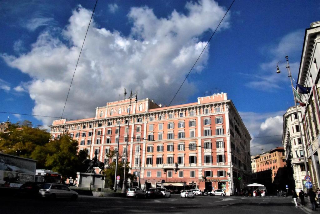 Vatican Plaza - image 5