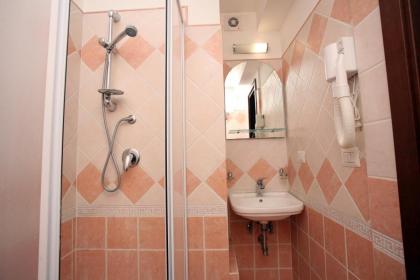 Tiburtina Guesthouse - image 21