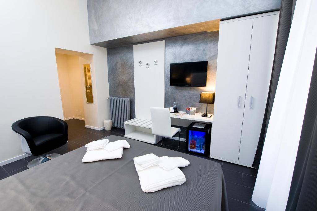 Grey&White - image 4