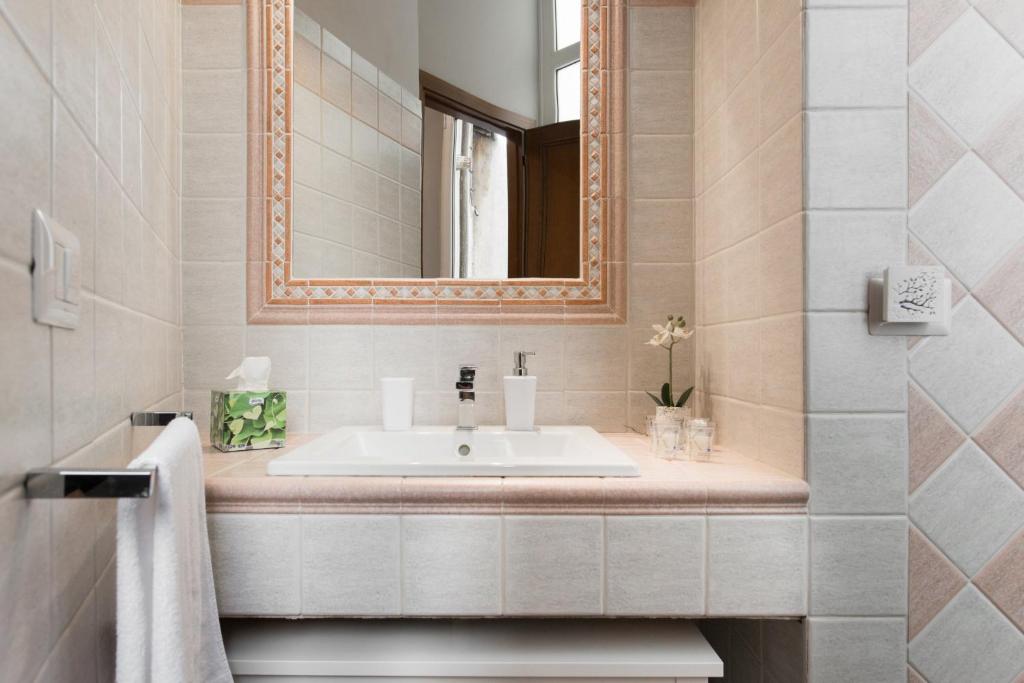 Living Rhome-SpanishSteps - main image