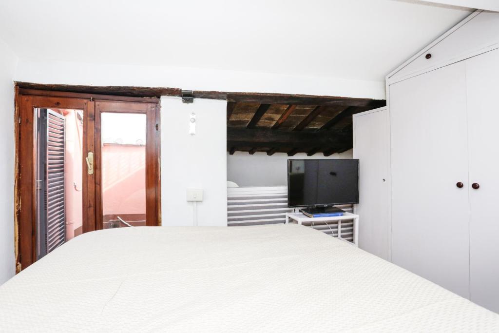 Pantheon Terrace Apartment - image 3