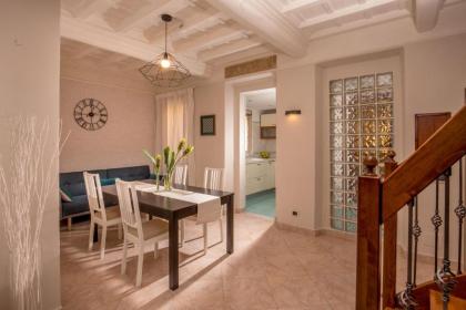 Mario's apartament in the Spanish Steps - image 10