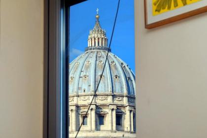 Saint Peter's Bright Apartment | Romeloft - image 6