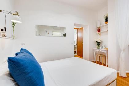 Lovely and modern nest near the Colosseum - image 2