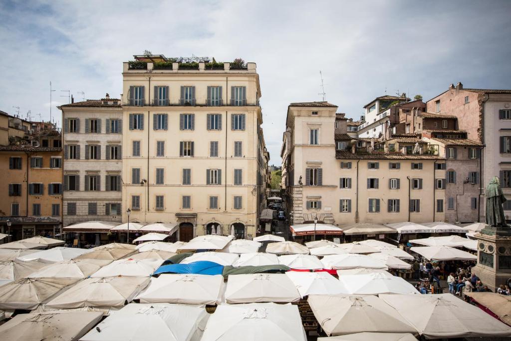 BBHOMEROME - Piazza Campo de' Fiori Luxury Flat View - image 3