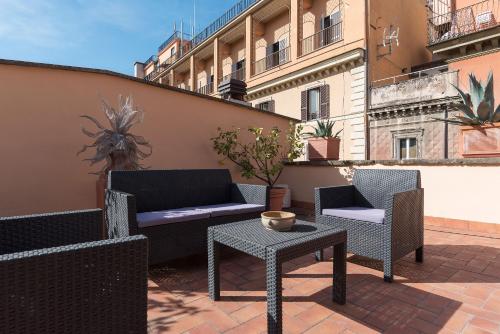 Monti Stunning Apartment with Terrace - image 4