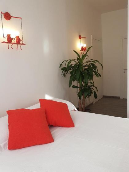 Modern and cosy flat near the central station - image 4