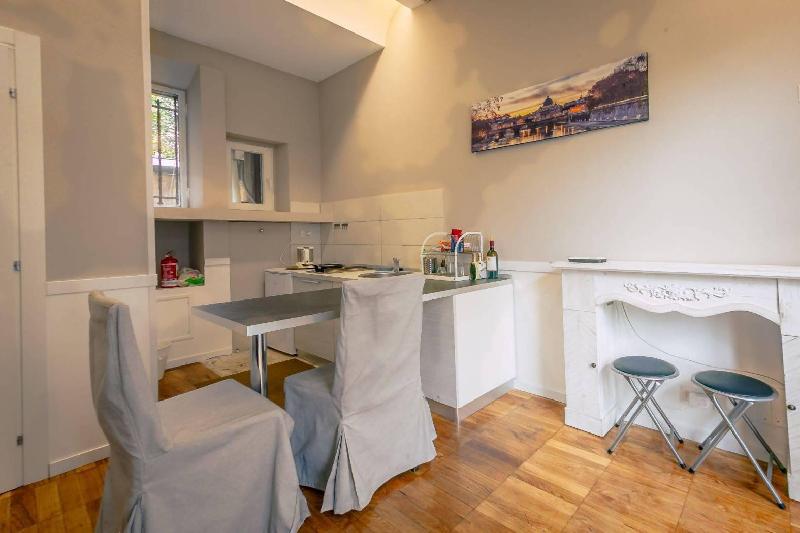 Trastevere Glasshouse Apartment - image 3