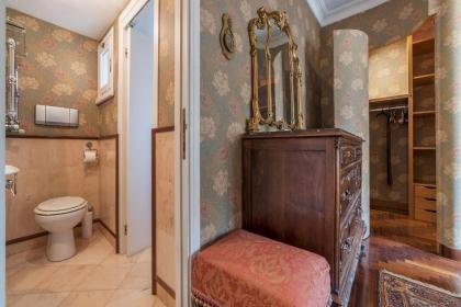 Quiet and classic on two floors by Trevi Fountain - FromHometoRome - image 11