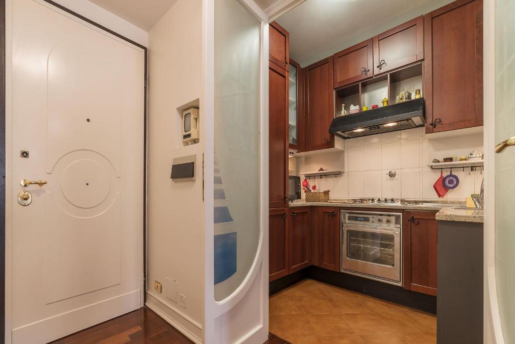 Quiet and classic on two floors by Trevi Fountain - FromHometoRome - image 3