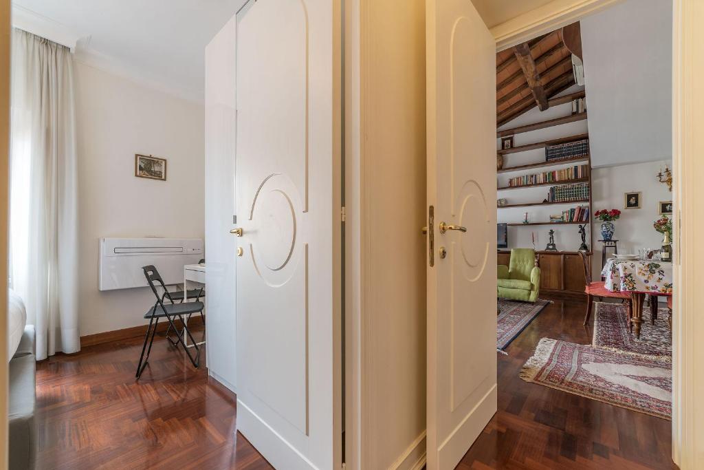 Quiet and classic on two floors by Trevi Fountain - FromHometoRome - image 5