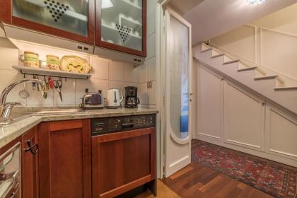 Quiet and classic on two floors by Trevi Fountain - FromHometoRome - image 8