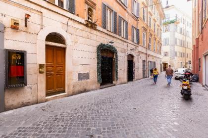 Updated Historical Apartment near Spanish Steps - image 4