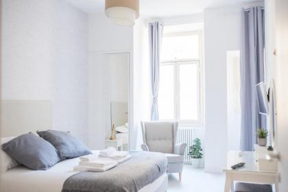 White Fanti Apartment - image 28