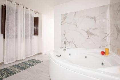 Unforgettable Split Level Jacuzzi Suite Navona - Top Collection - image 21
