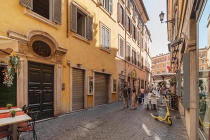 Fontana di Trevi Elegant and Exclusive Apartment - image 29