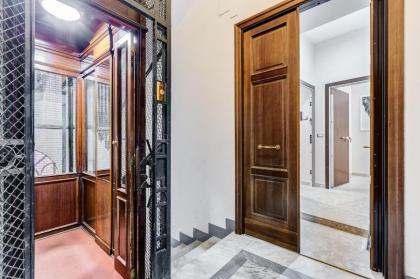 CRYSTAL TREVI FOUNTAIN - romedreamhome - image 22