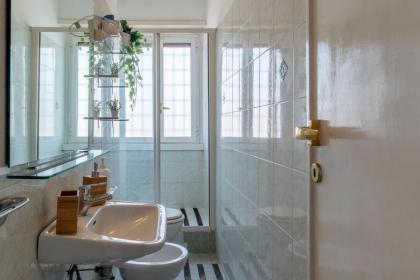 Roomy and Bright Apartment with Terrace - image 18