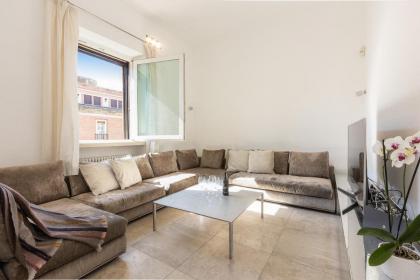 Prestigious Appartament Piazza Cavour - image 15