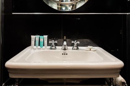 Chic and Style in Historical Via Giulia - image 30