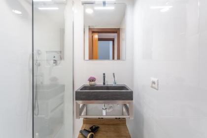 Trastevere San Calisto 3 BDR Apartment - image 30