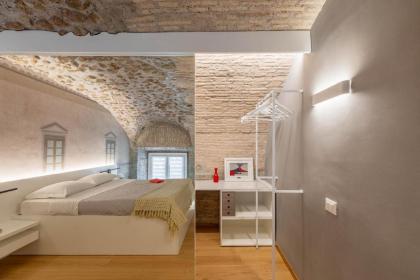iFlat Glass and Stone Loft - image 25