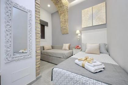 Roman Holiday Suites - image 21