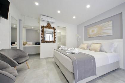 Roman Holiday Suites - image 28