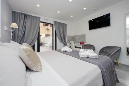 Roman Holiday Suites - image 30