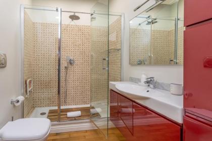 Rooftop 2 BDR Apartment with 360-Degree Views - image 28