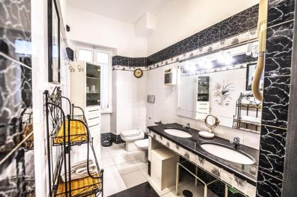 Trastevere 2 BR Cozy Apartment - image 17